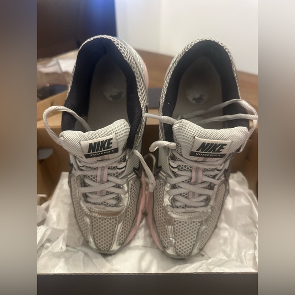 Nike Air Zoom Vomero 5 Sz Womens 8 Metallic Silver/Photon Dust/Pink Foam - Picture 8 of 9